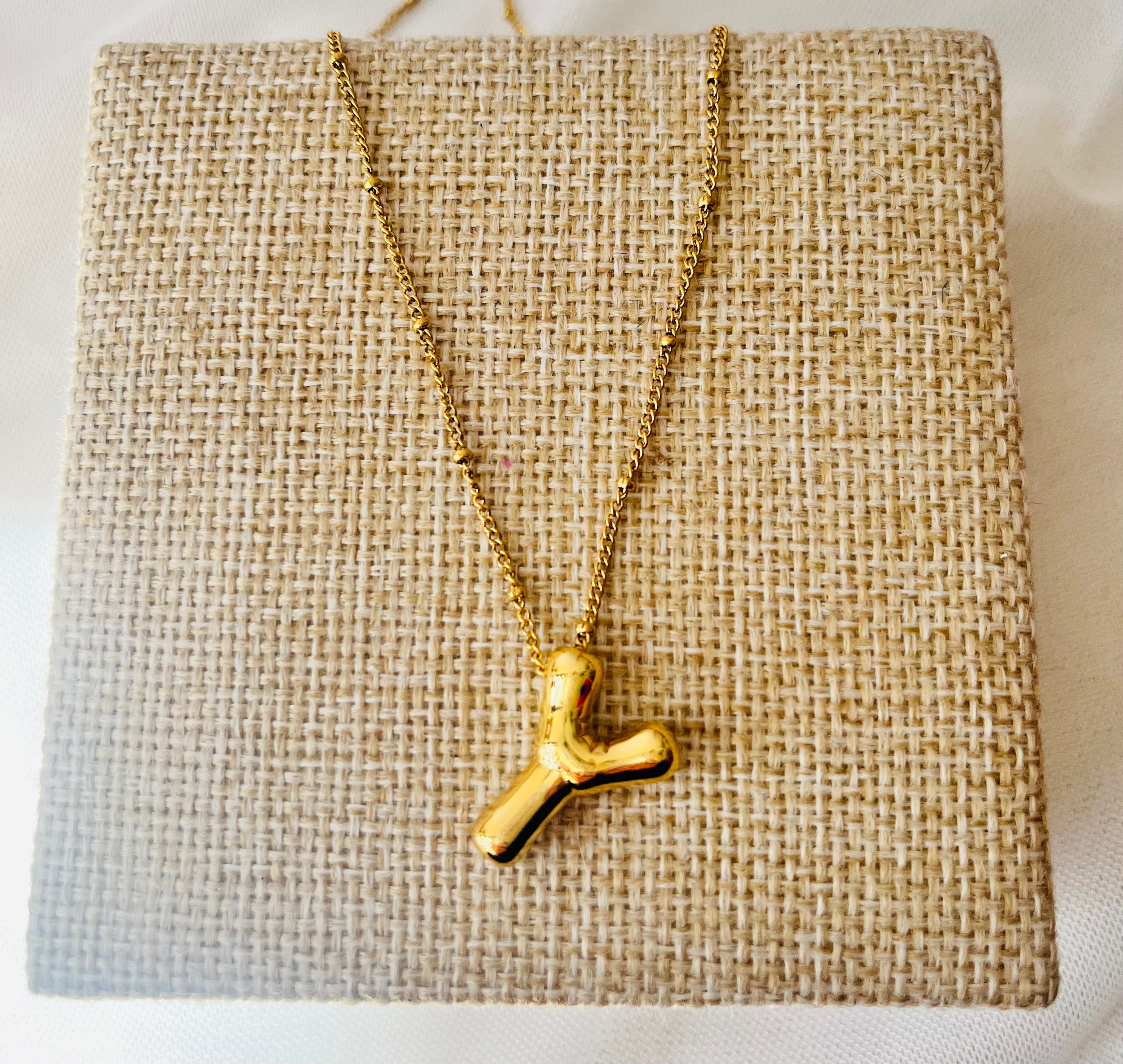 COLLAR INICIAL DORADA