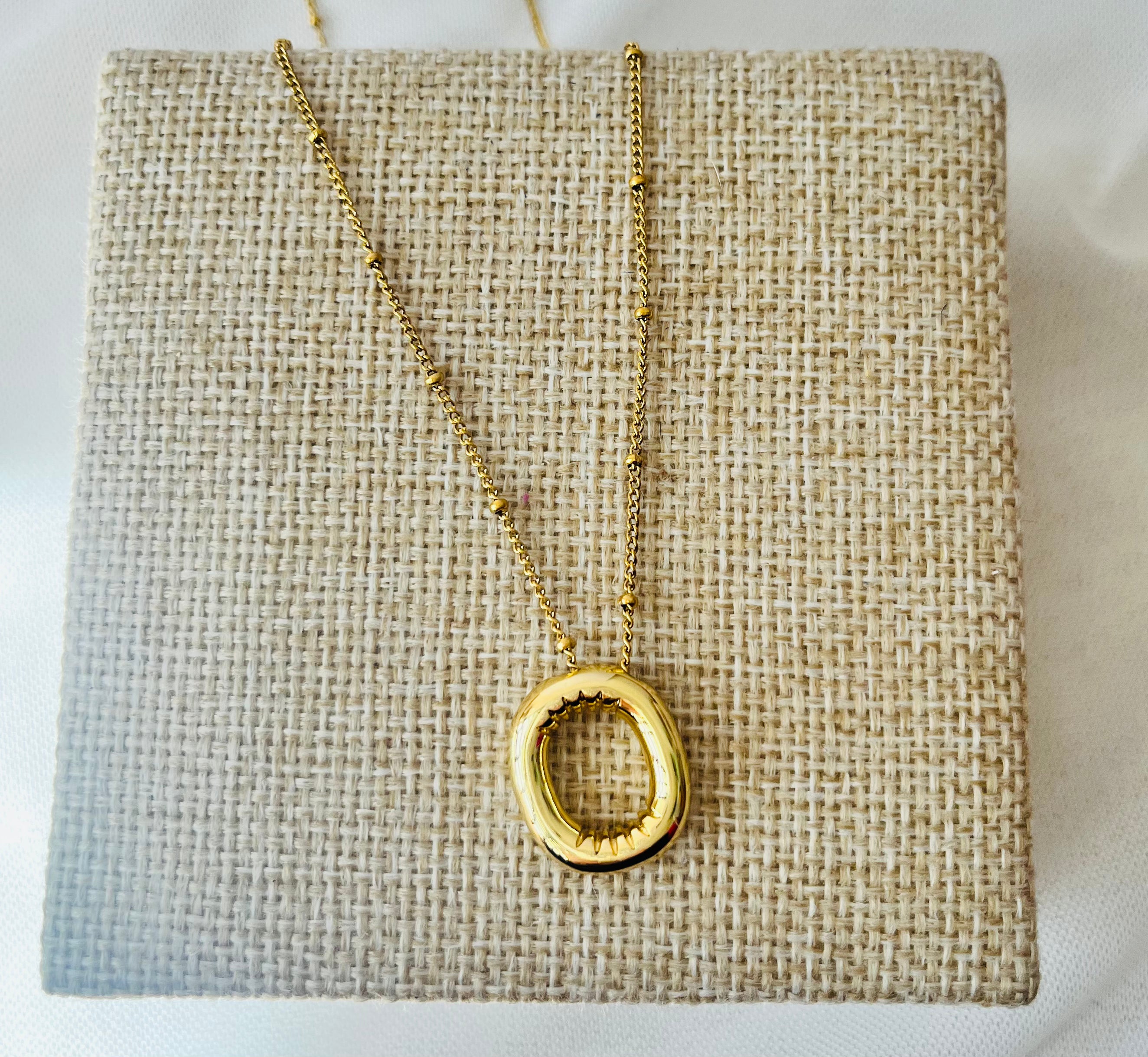 COLLAR INICIAL DORADA