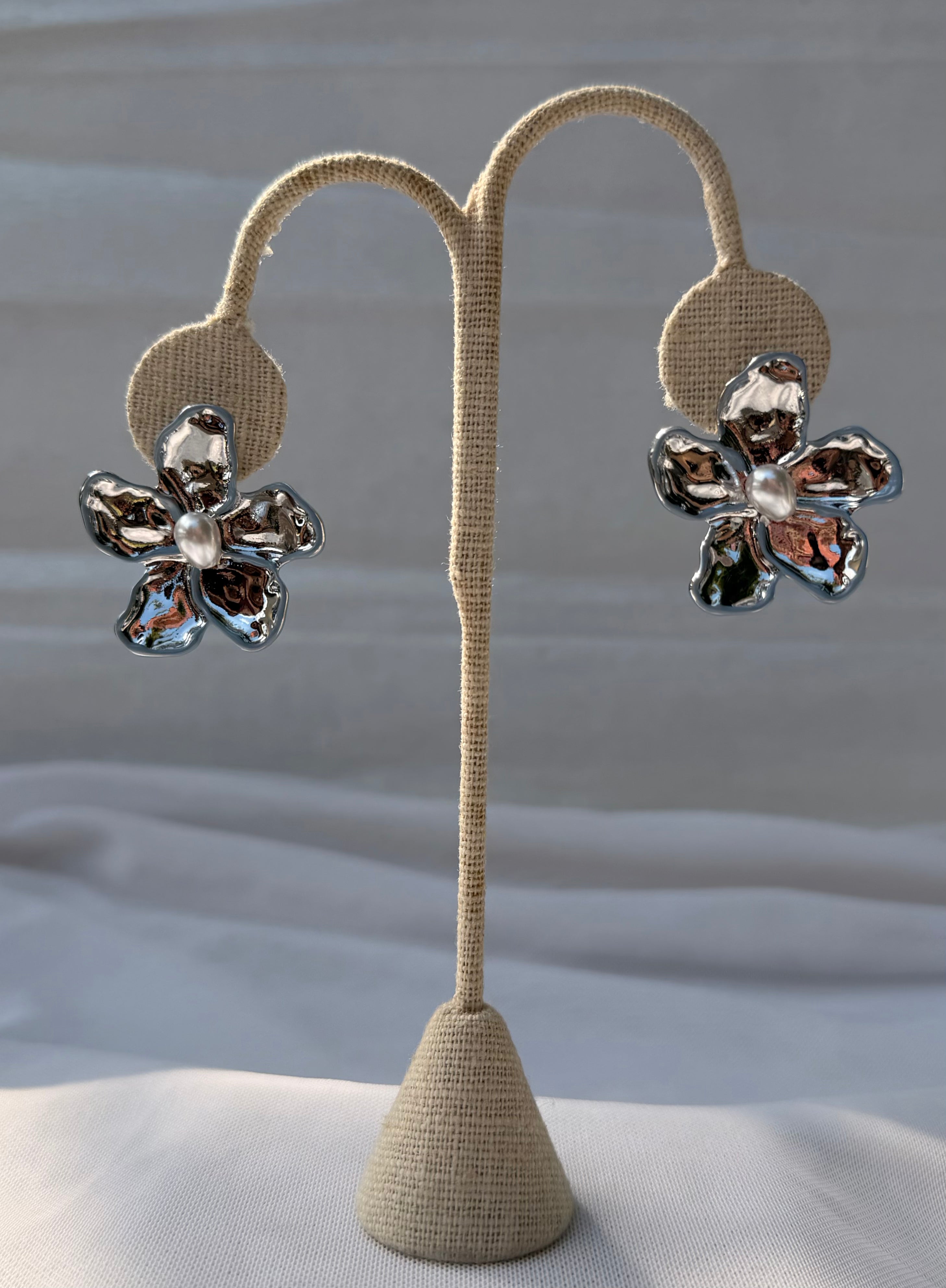 ARETES FLOWER SILVER